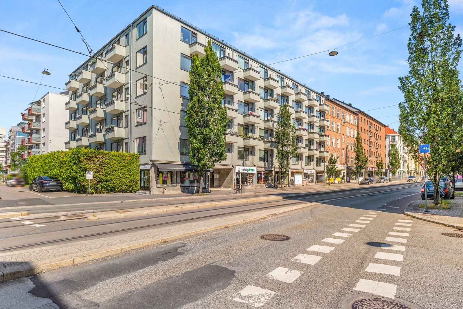 Velholdt funkisbygg fra 1938 med klassisk fasade og karakteristiske balkonger. Galleribilde