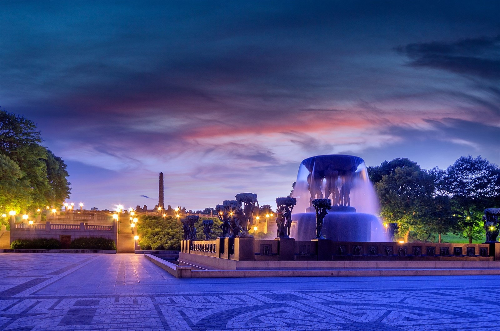 Kveldsstemning i Vigelandsparken - et unikt kunst- og rekreasjonsområde i nabolaget. Galleribilde