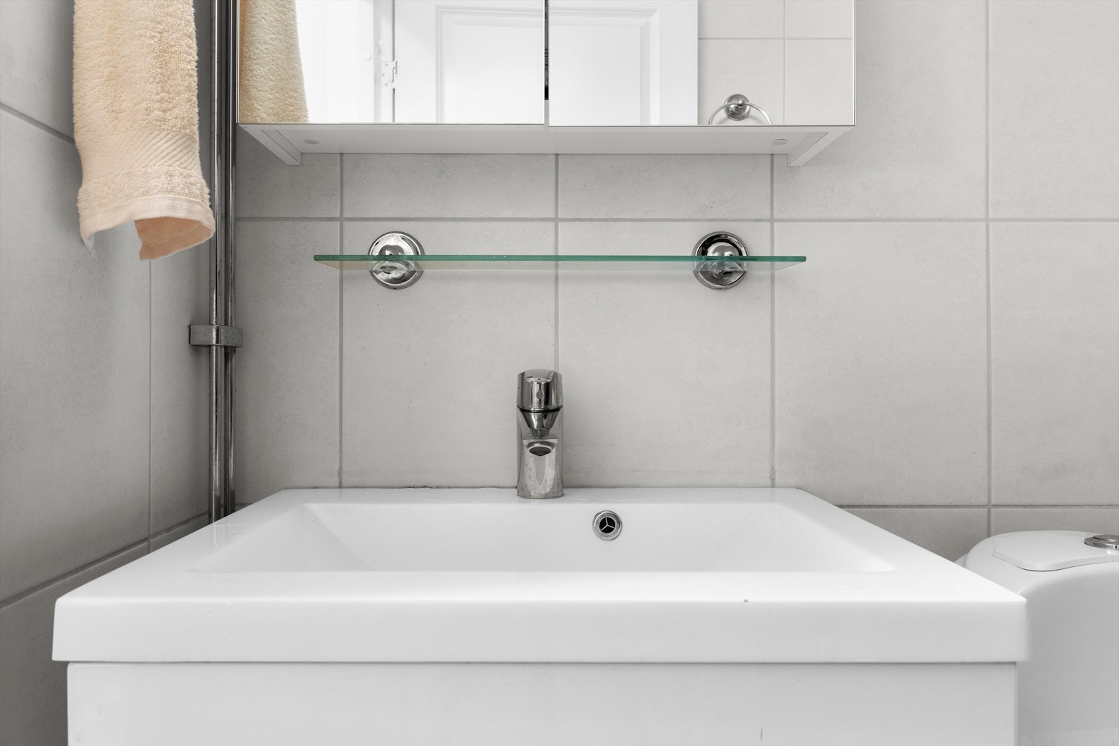 Stilrent servantområde med god oppbevaring og smakfulle detaljer. Galleribilde