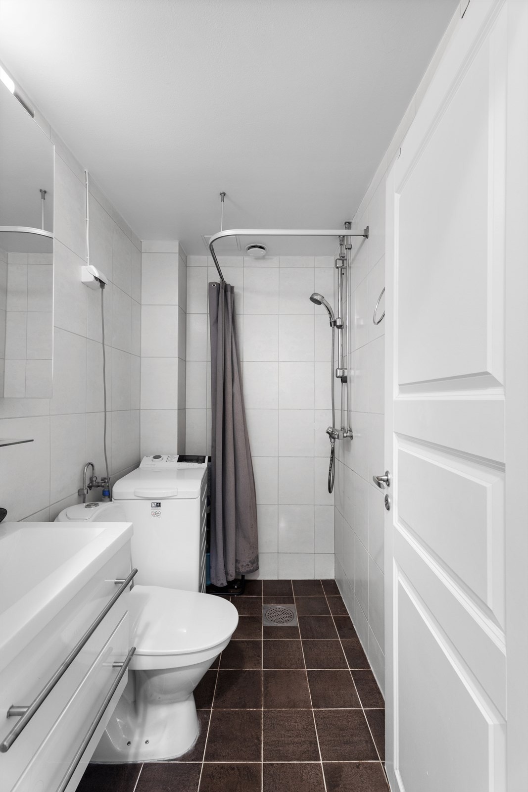 Delikat bad fra 2009 med flislagte overflater, varmekabler og plass til vaskemaskin. Galleribilde