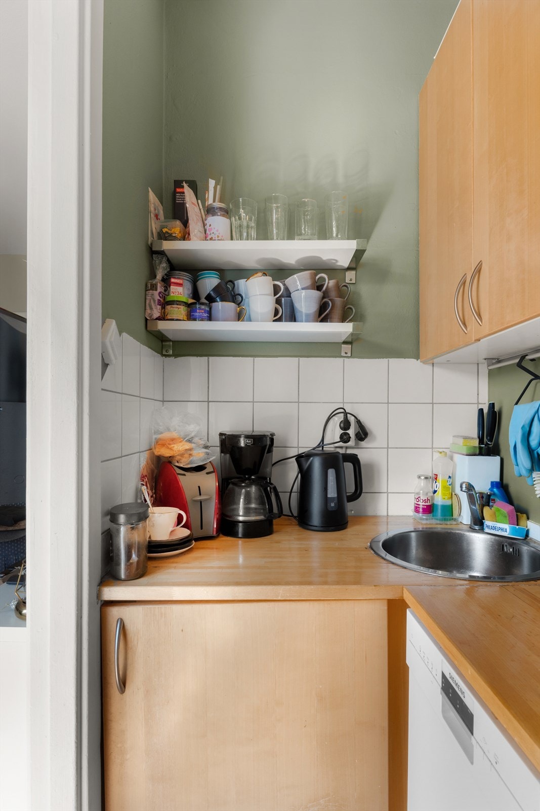 Effektiv kjøkkenløsning med plass for kaffemaskin og kjøkkenmaskiner. Galleribilde