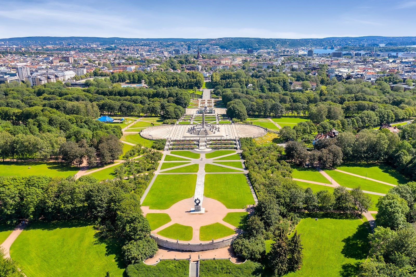 Store grøntområder og rolige stier i Frognerparken gir fantastiske turmuligheter året rundt. Galleribilde