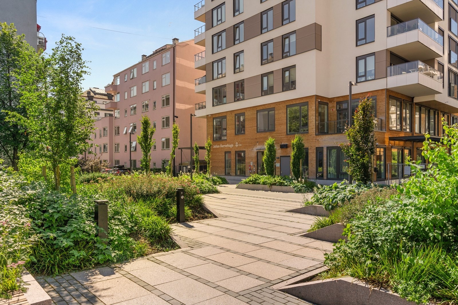 Nærområdet byr på grønne gårdsrom og moderne fasiliteter rett utenfor døren. Galleribilde