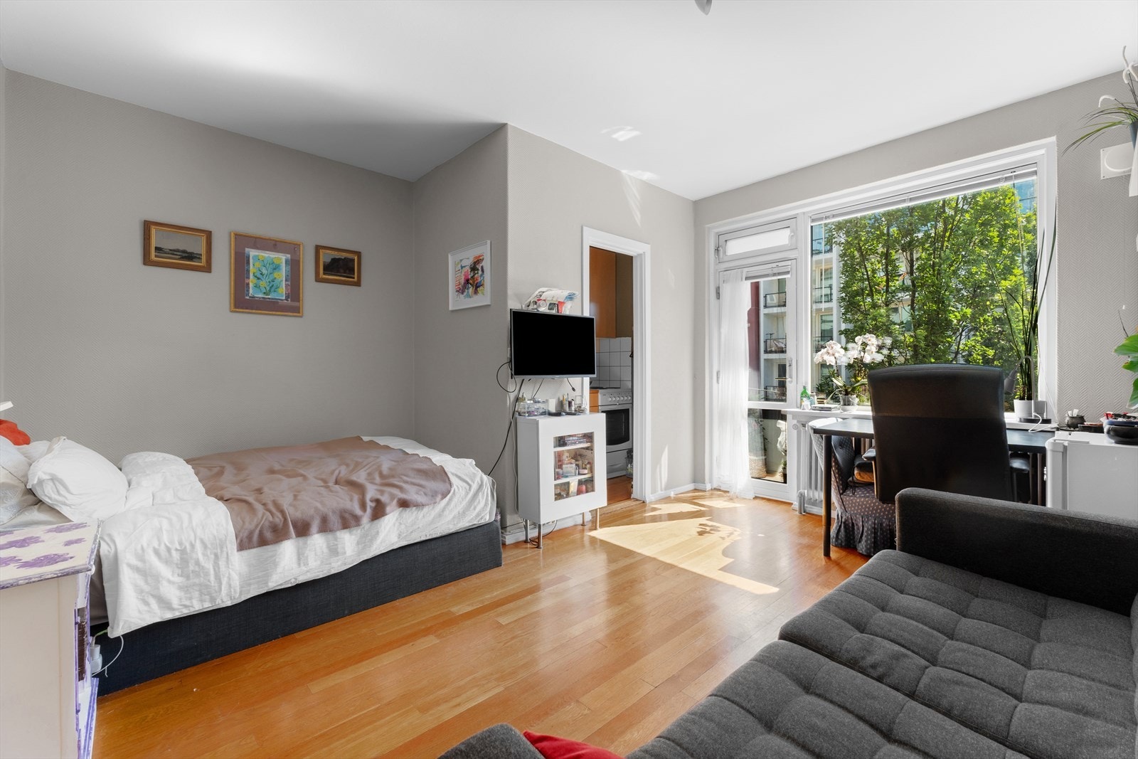 Stuen byr på naturlig soneinndeling og enkel tilgang til kjøkkenet. Galleribilde