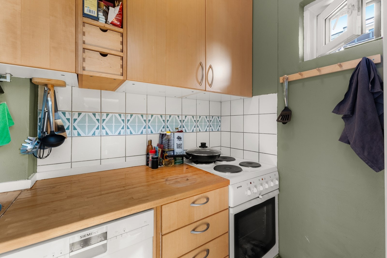 Benkeplaten gir god arbeidsflate og overskapene sørger for funksjonell lagring. Galleribilde