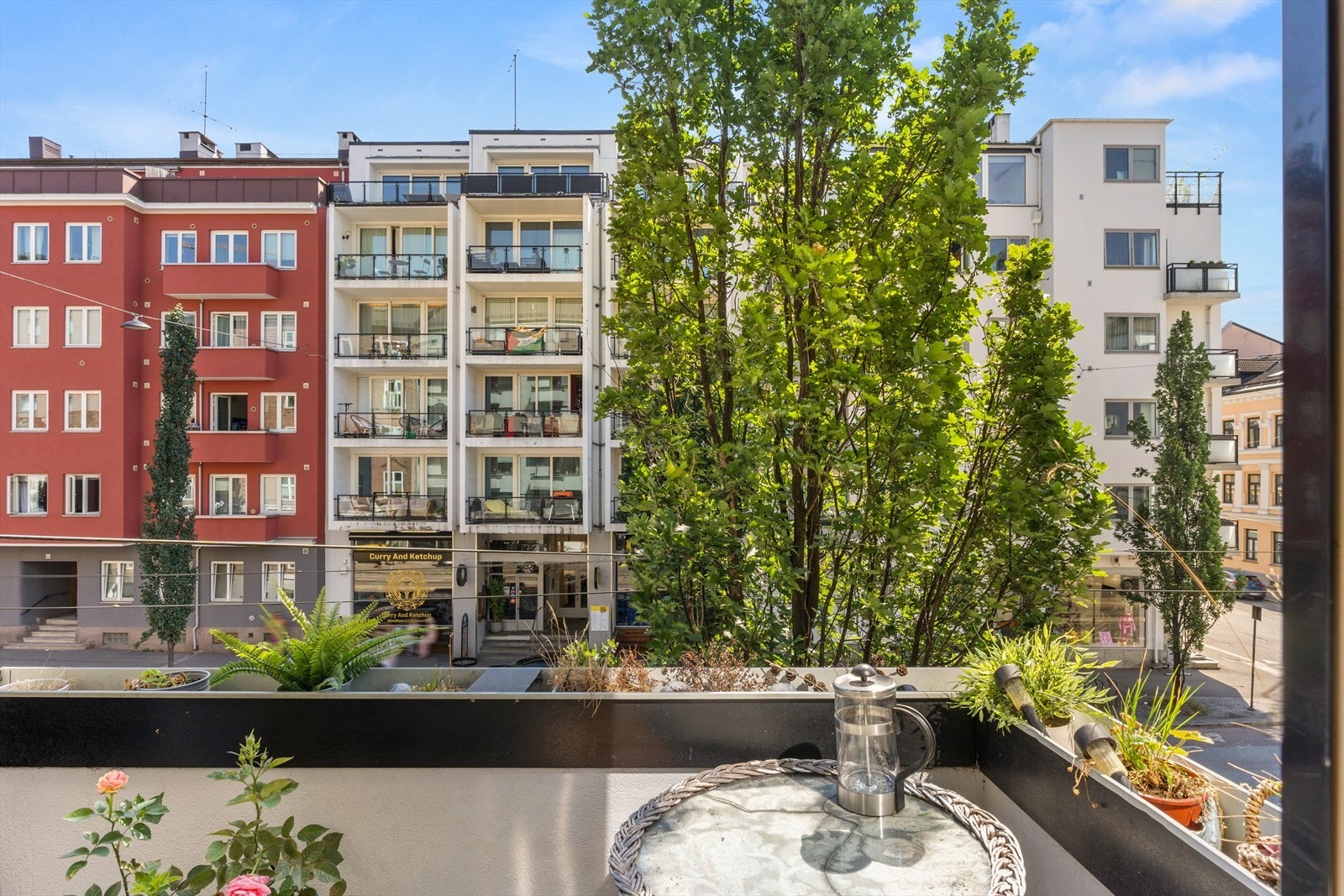 Balkongen gir mulighet for små plantekasser og hyggelig servering. Galleribilde