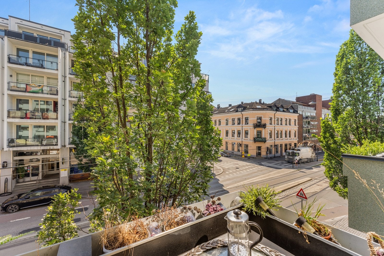 Fra balkongen kan du nyte byens pulserende atmosfære uten å forlate hjemmet. Galleribilde