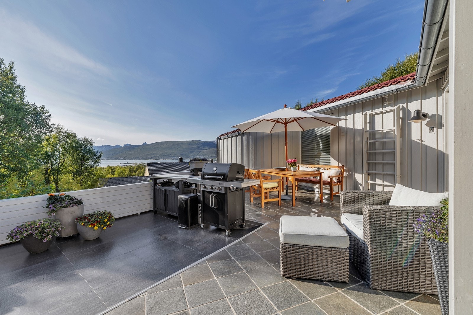 Verandaen er flislagt, skjermet og svært solrik Galleribilde