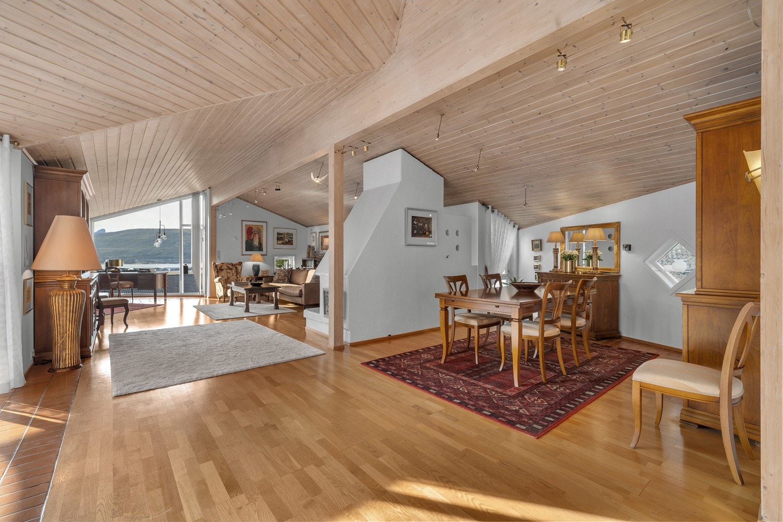 Spisestua er i en egen "avdeling" som er perfekt til formålet Galleribilde