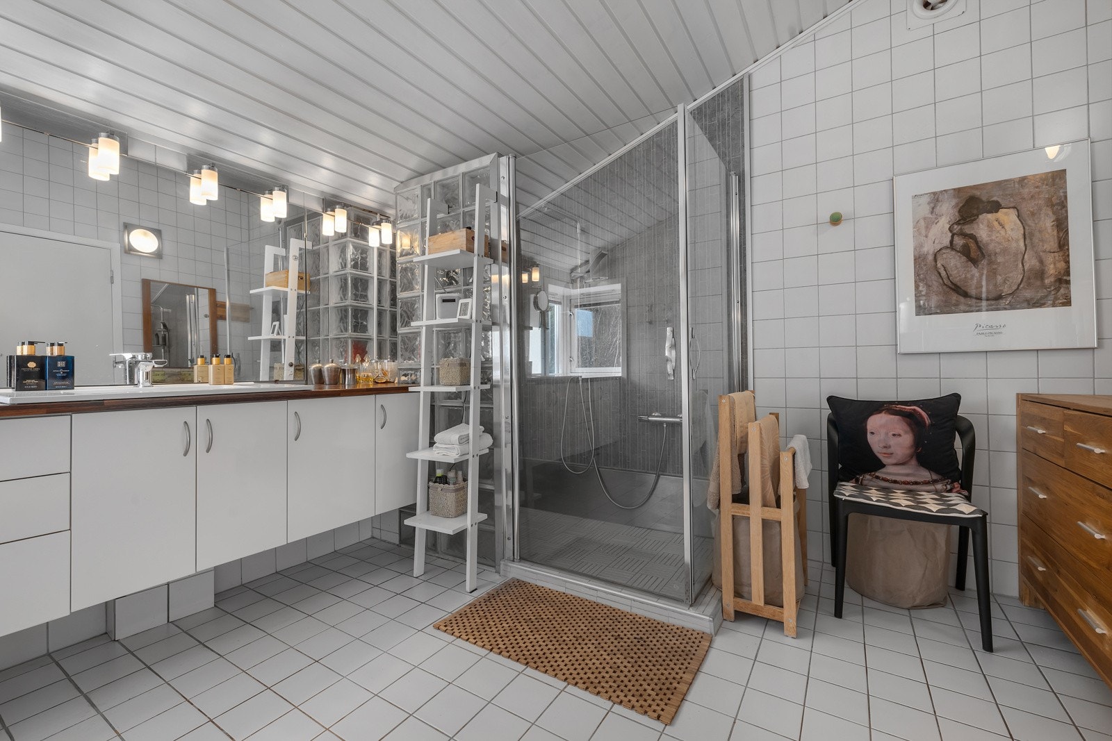 Stort og praktisk bad med stor dusjnisje Galleribilde