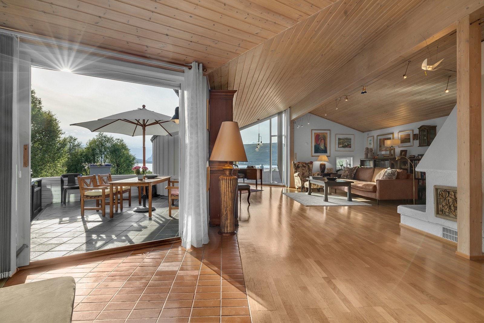 Østavinden 22 er en stor enebolig med fantastisk beliggenhet helt øverst i Bo-I-Nord på Tromsøyas vestside Galleribilde