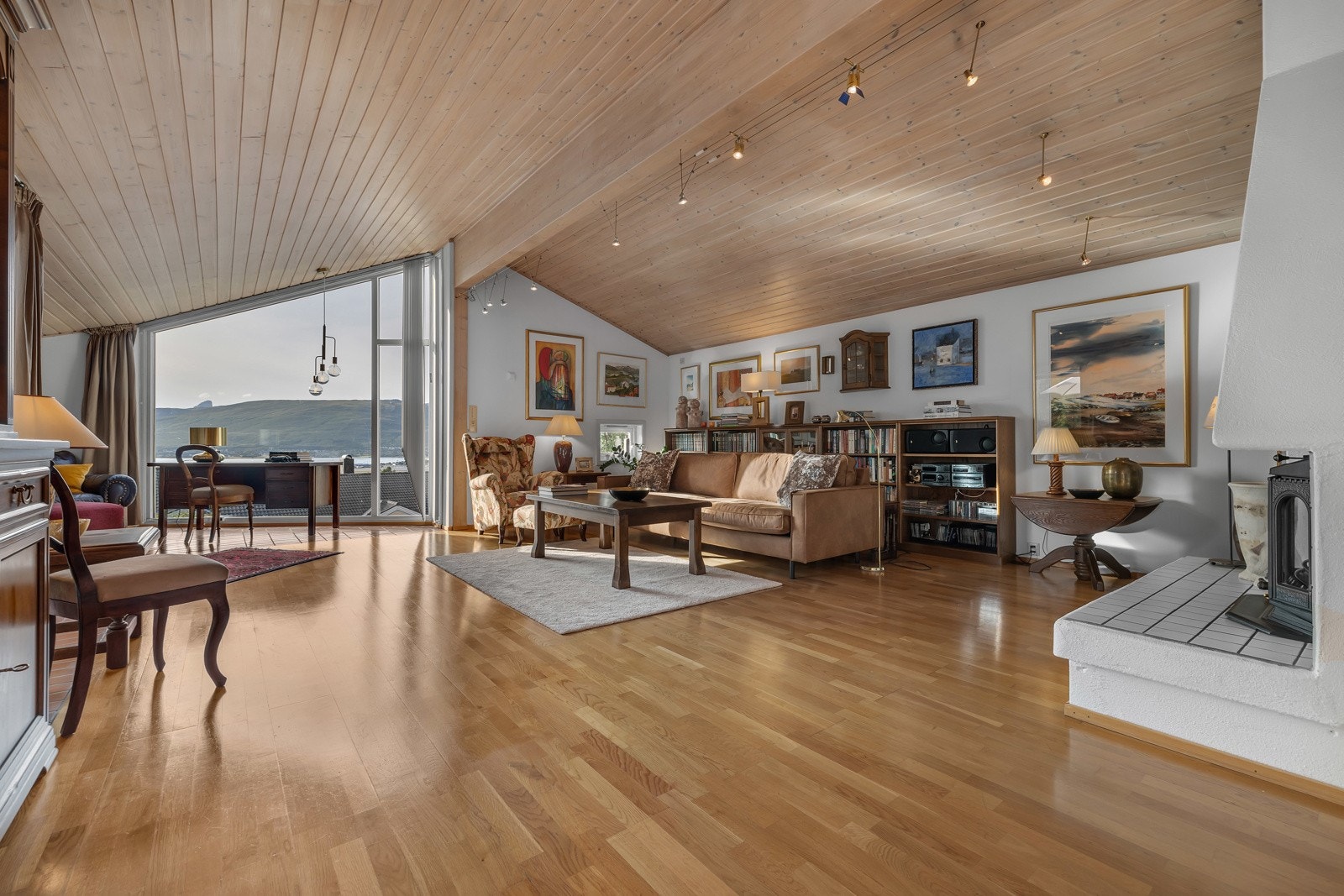 Stua er romslig med god takhøyde Galleribilde