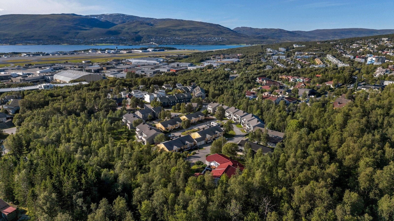 Særdeles flott, skjermet og tilbaketrukket beliggenhet Galleribilde