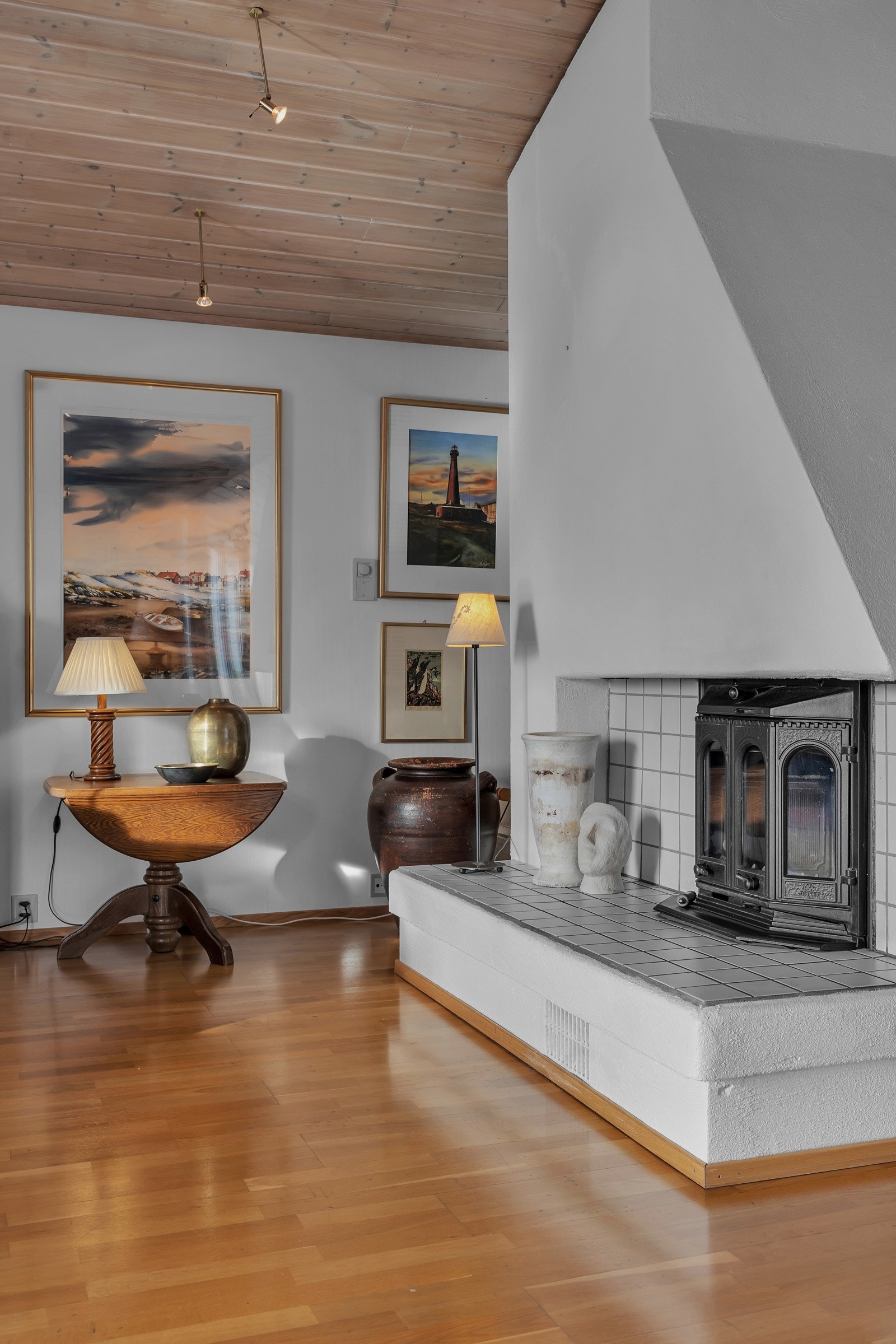 For å komme til spisestua passerer vi denne koselige vedovnen Galleribilde