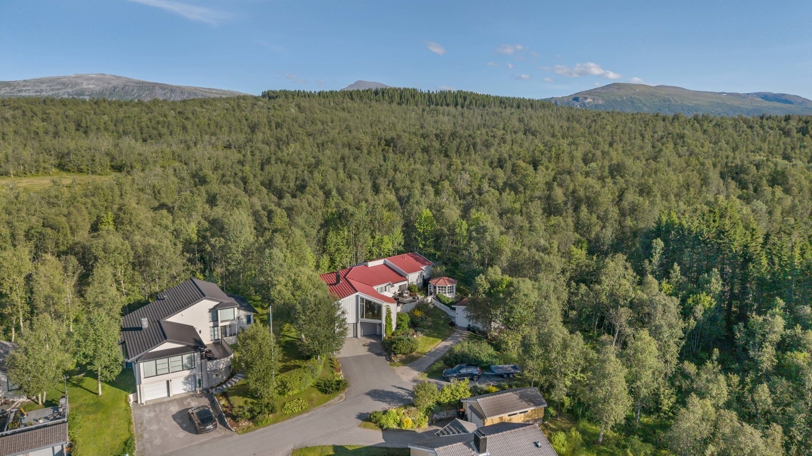 Boligen ligger innerst i gata som er en blindvei og har marka som nærmeste nabo Galleribilde