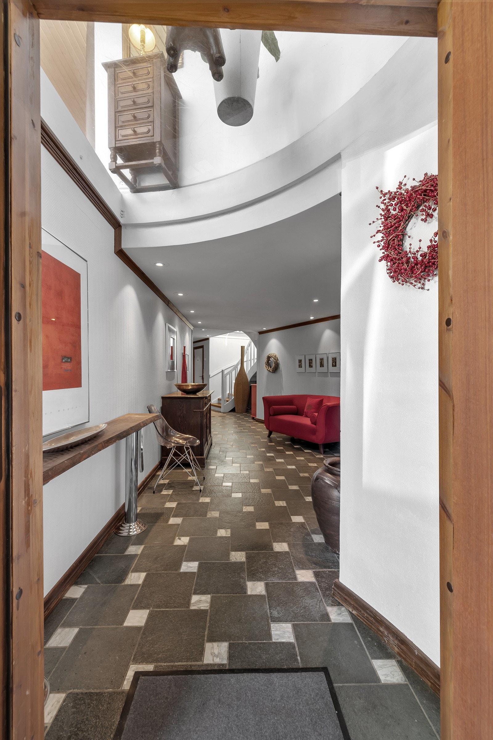 Det første som møter deg er dette flotte og luftige inngangspariet. Her har arkitekt tegnet løsning med glass mellom hovedetasjen slik at lysinnslippet blir optimalt Galleribilde