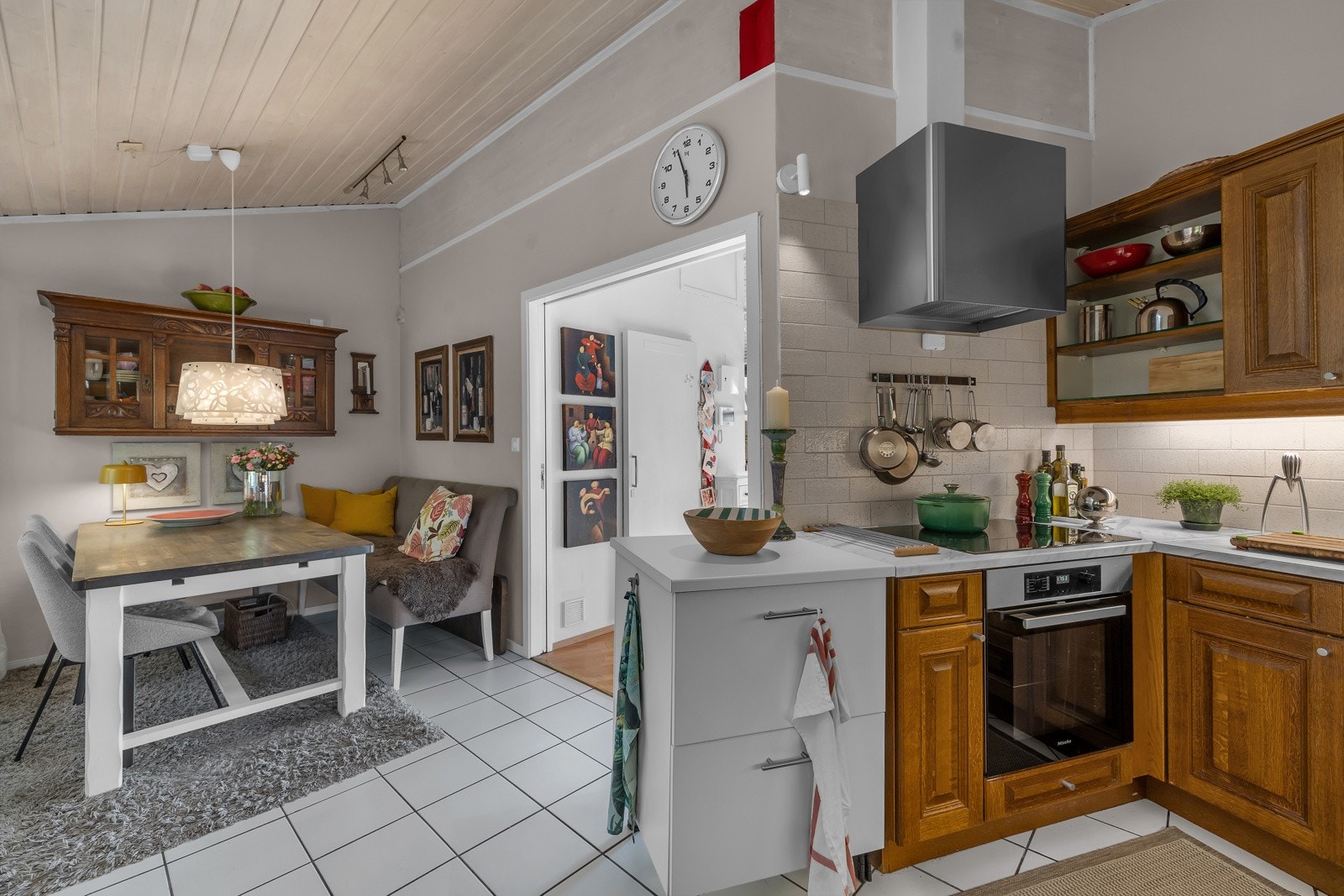 Kjøkkenet er av en slik størrelse at du fint finner plass til spiseplass i tillegg til en innholdsrik innredning Galleribilde