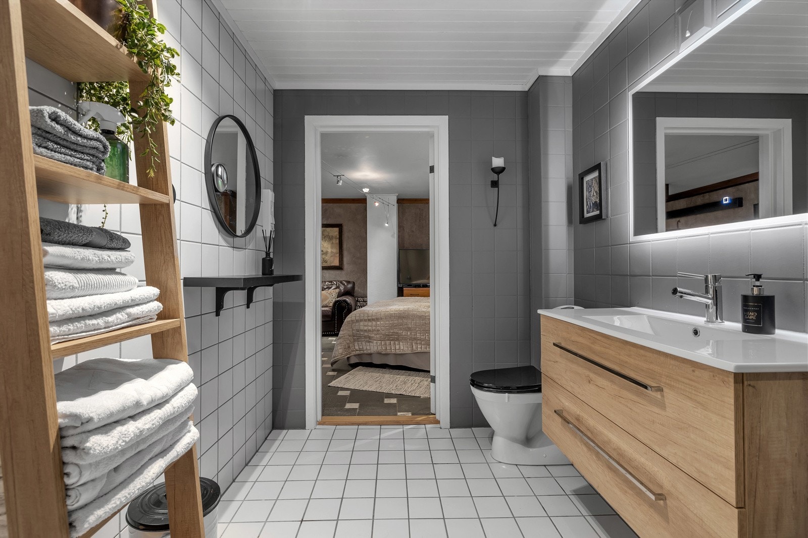 Praktisk og pent bad av fin størrelse Galleribilde