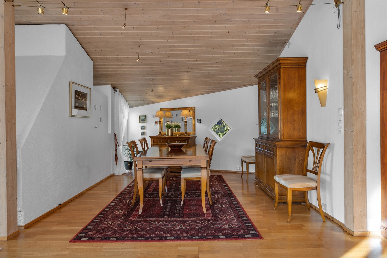 Her er det plass til stort spisebord Galleribilde