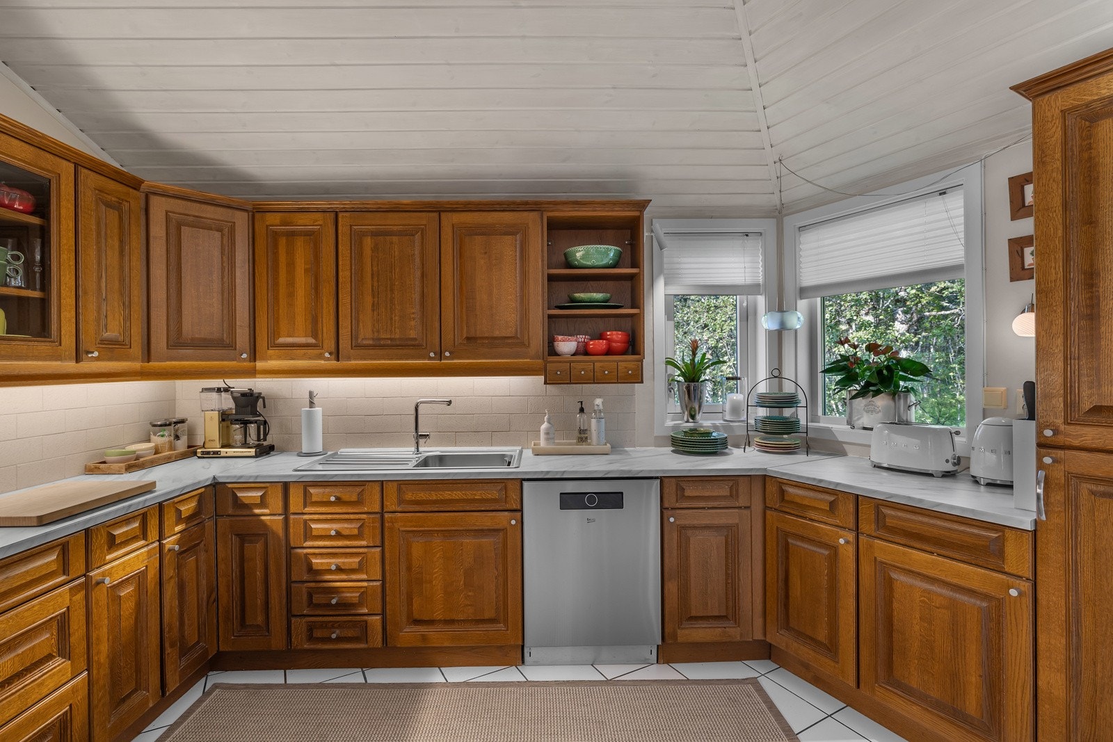 Kjøkkenet er i helte og har rikelig med skap- og benkeplass Galleribilde