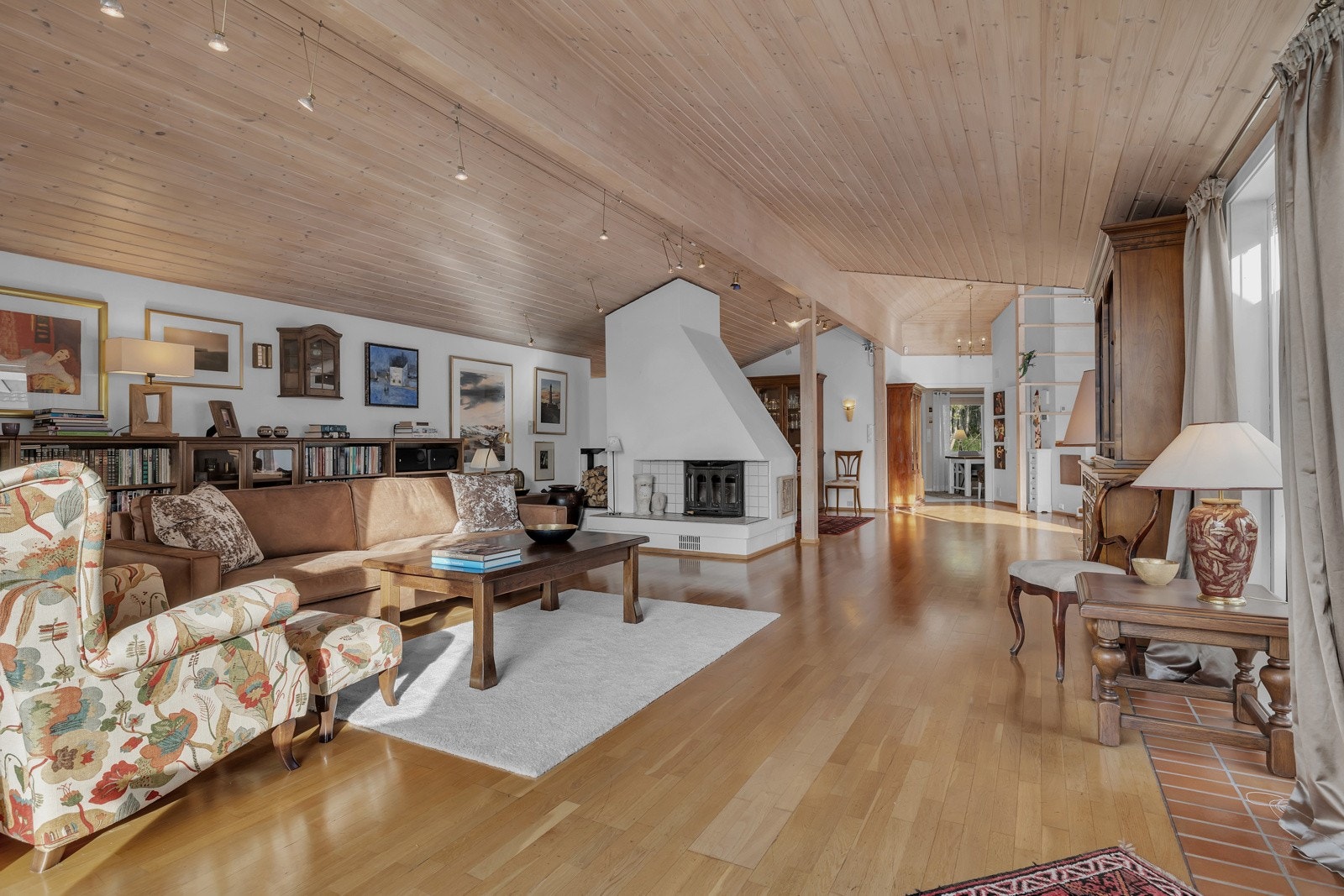 Tilbake i stua igjen ledes vi mot spisestua som er plassert mellom dagligstua og kjøkkenet Galleribilde