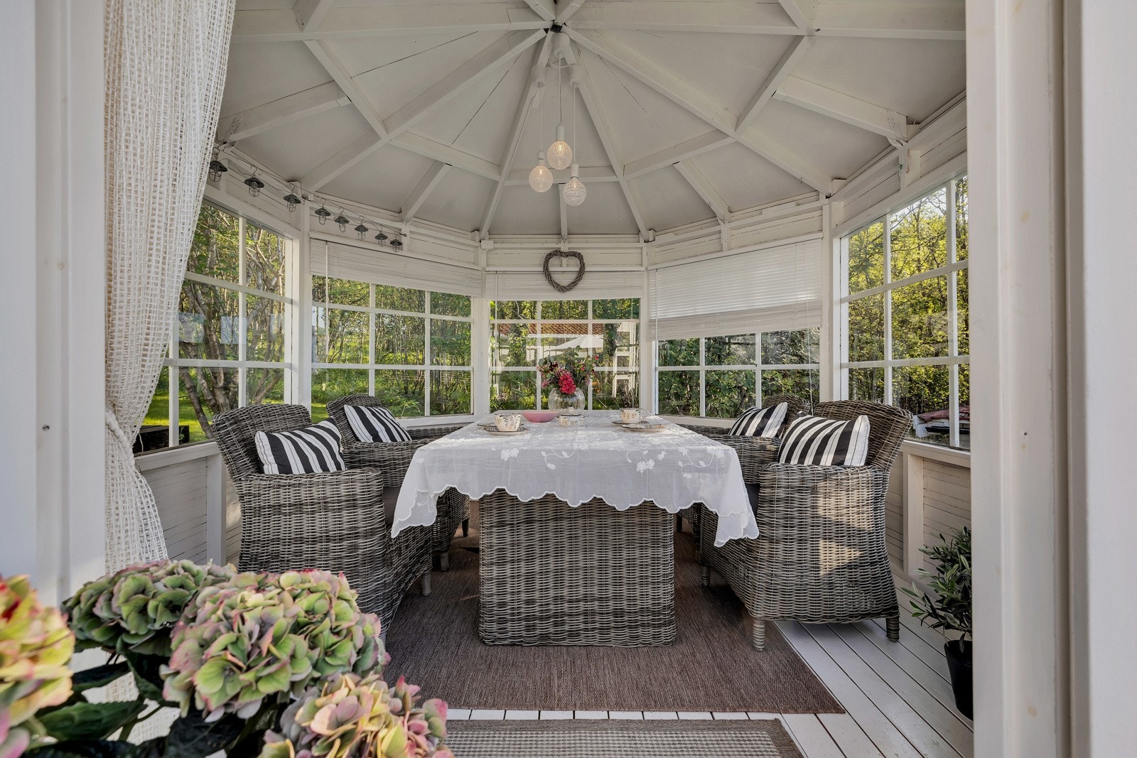 Her kan man trekke seg tilbake i skyggen, eller fra regnværet Galleribilde