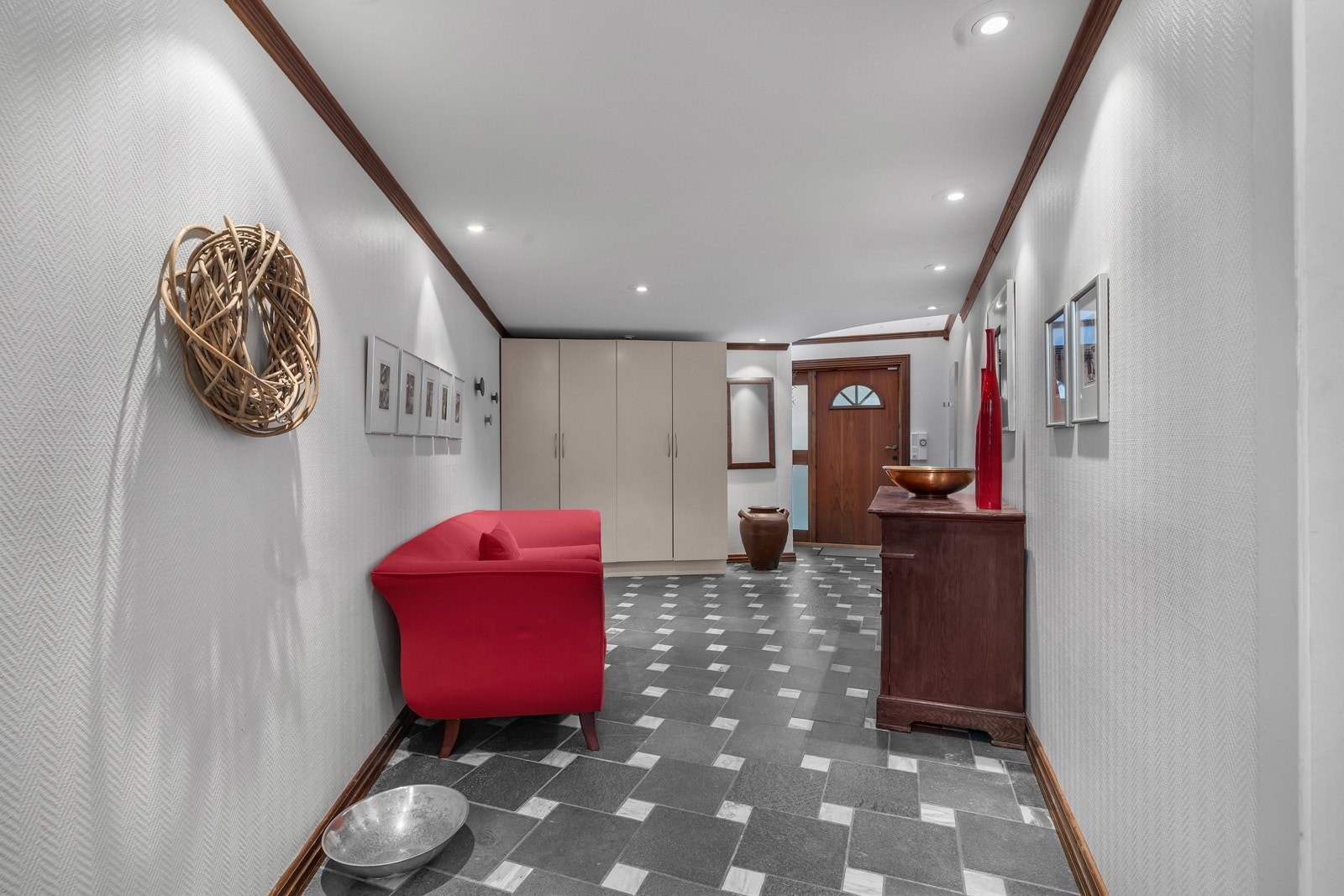 Gulvene er av altaskifter og marmor. Du finner rikelig med plass til oppbevaring Galleribilde