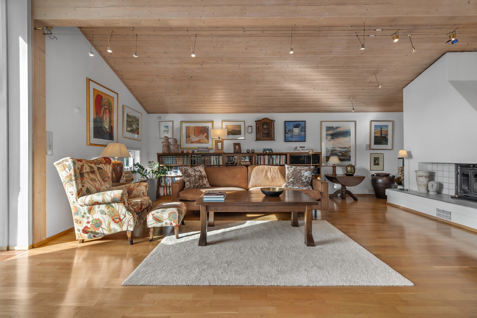 Dagligstua er trukket mot nord i etasjen og er i tilknytning vedovn Galleribilde