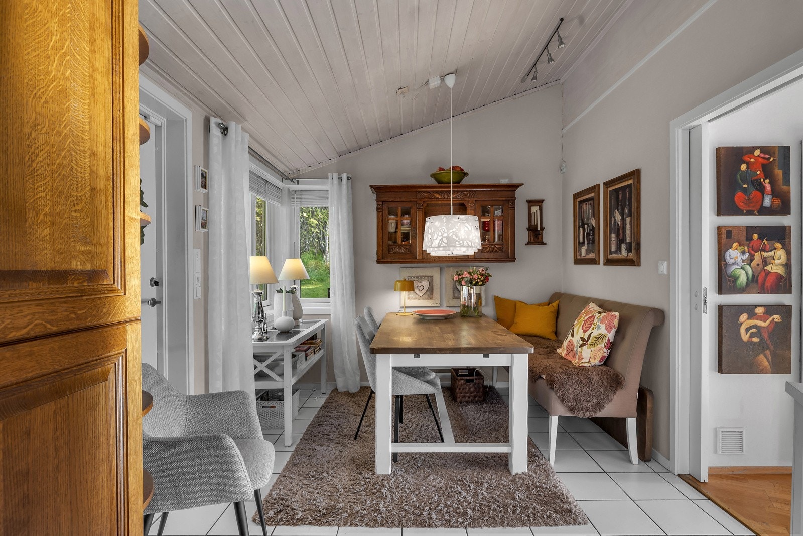 Fra spiseplassen er det utgang til markterrasse hvor du kan nyte morgensolen Galleribilde