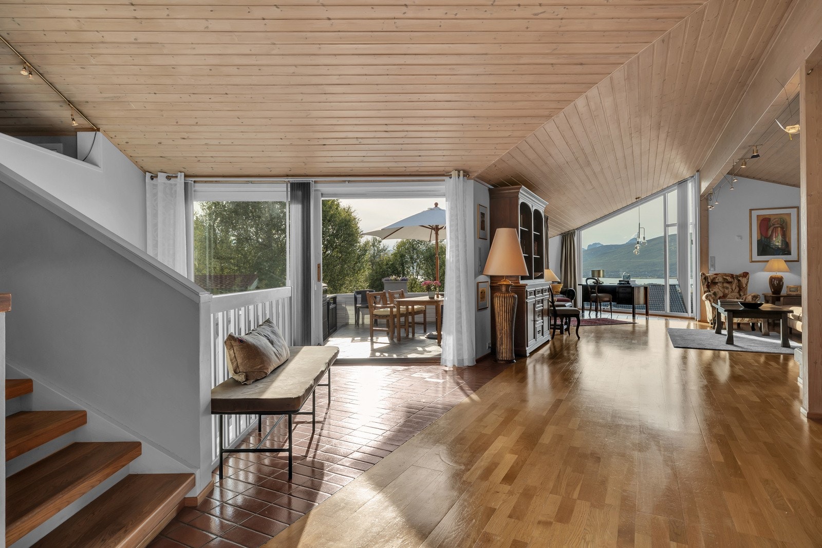 Fra stua er det utgang til en nydelig og svært pent opparbeidet veranda Galleribilde