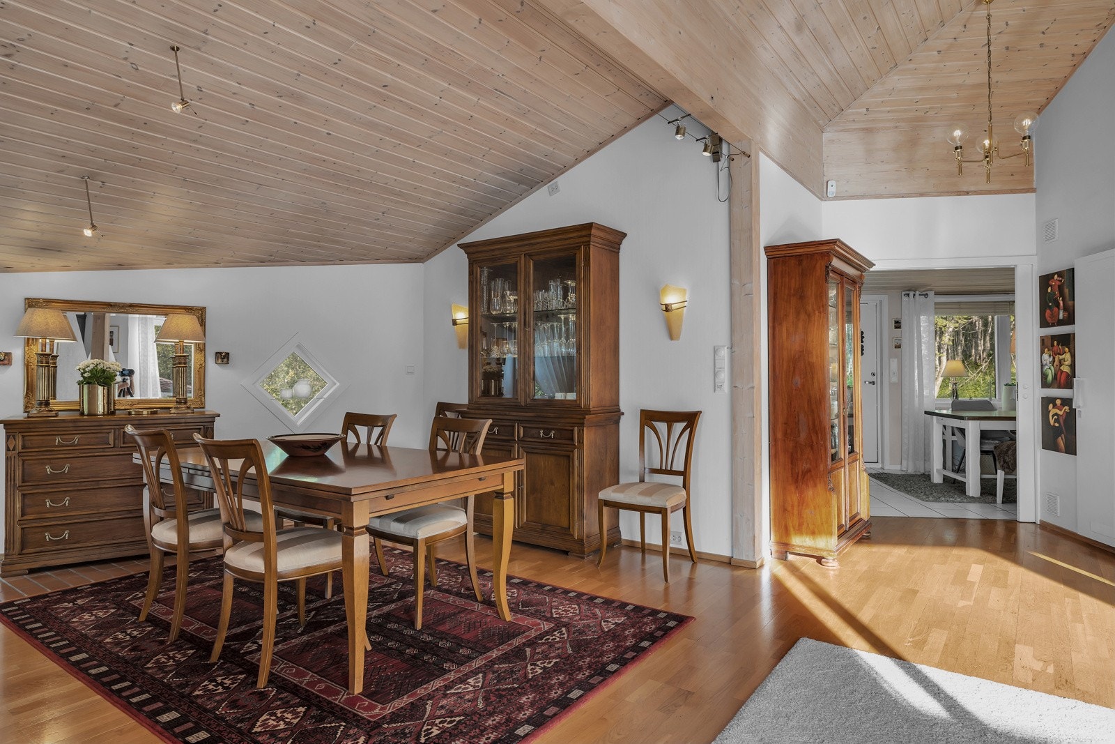 Fra spisestua ledes du videre til kjøkkenet Galleribilde