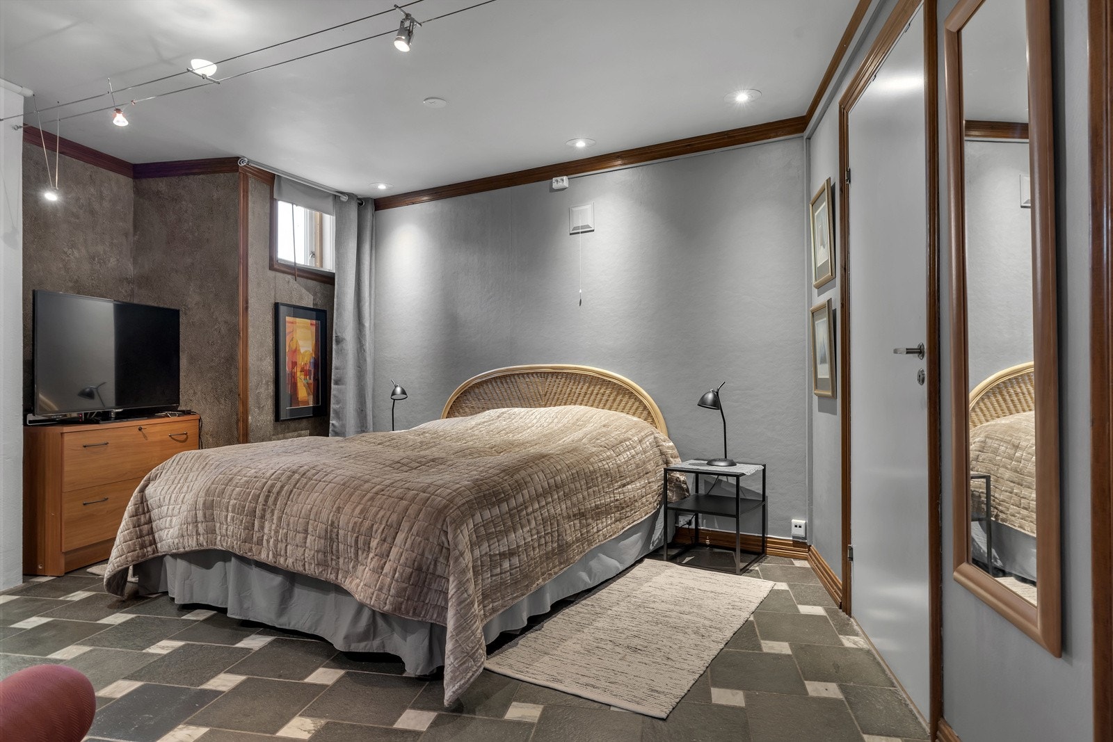 Dette er et stort rom i en-suite løsning med tilstøtende bad Galleribilde