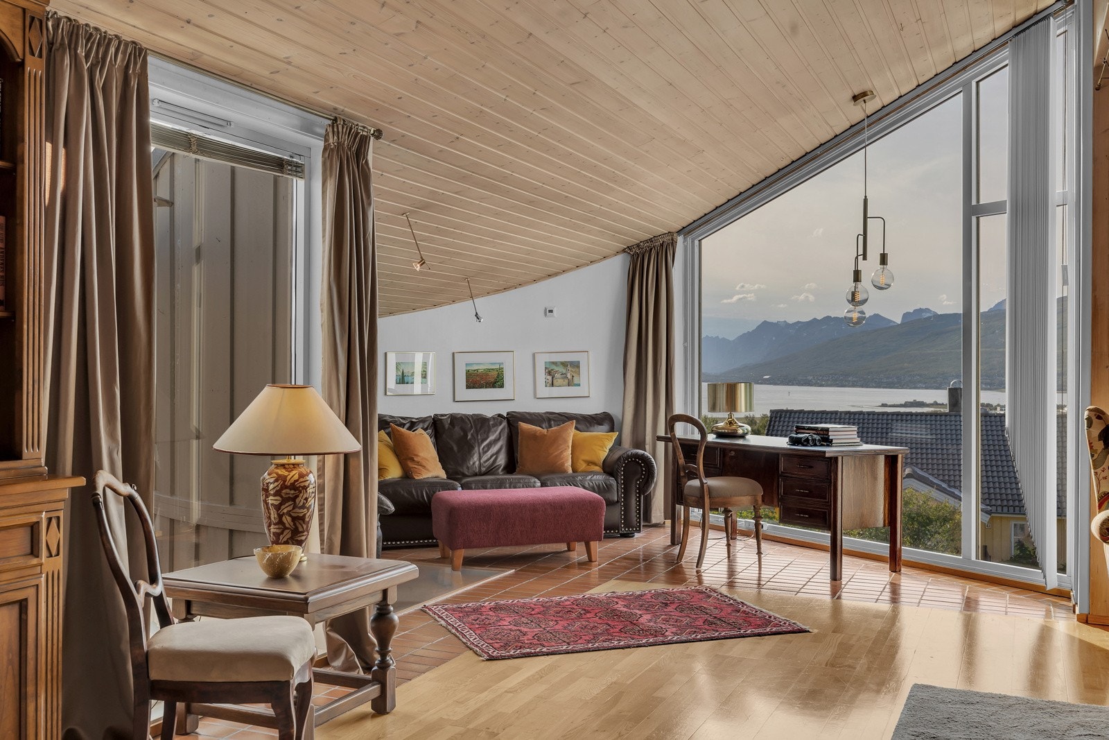 Store vindusflater i utsiktsretning (mot vest) Galleribilde