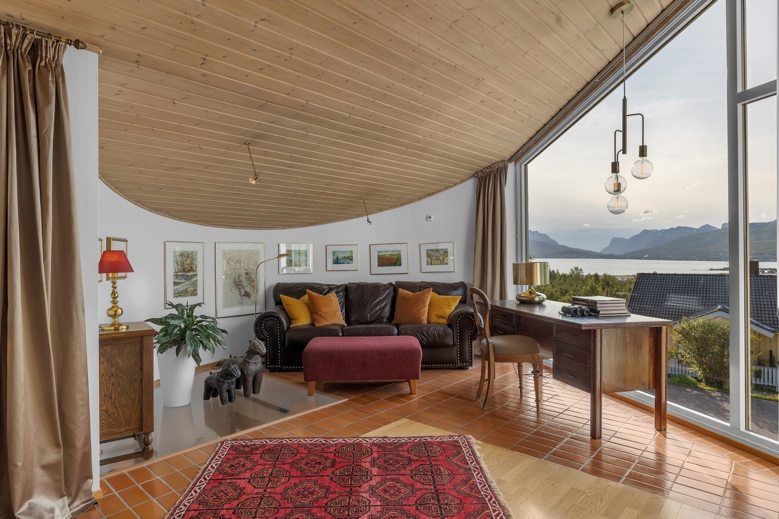 Denne delen av stua nyttes i dag som kontor Galleribilde