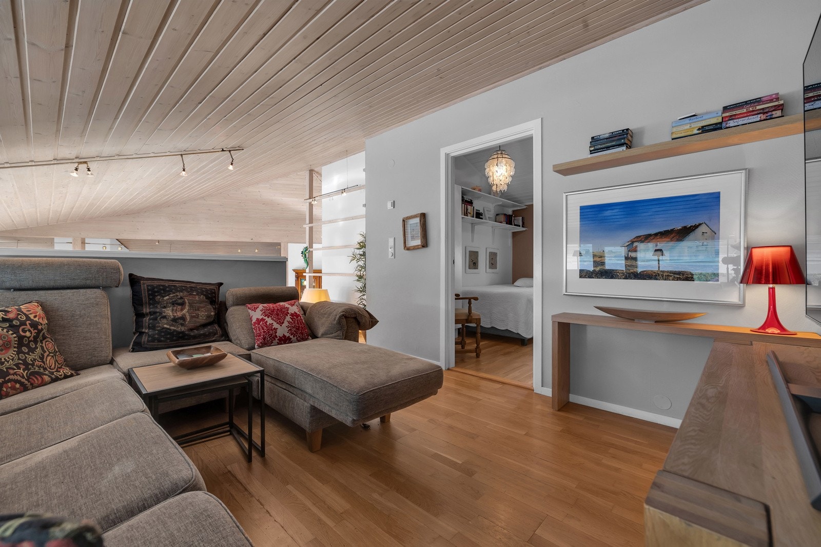 Deler av stua er i egen halvetasje som er innredet til TV-stue Galleribilde