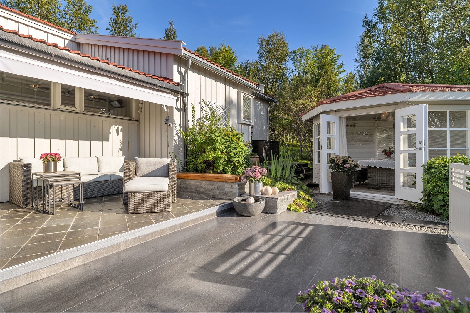 Fra veranda er det tilgang til en innbydende og svært koselige lysthuset Galleribilde