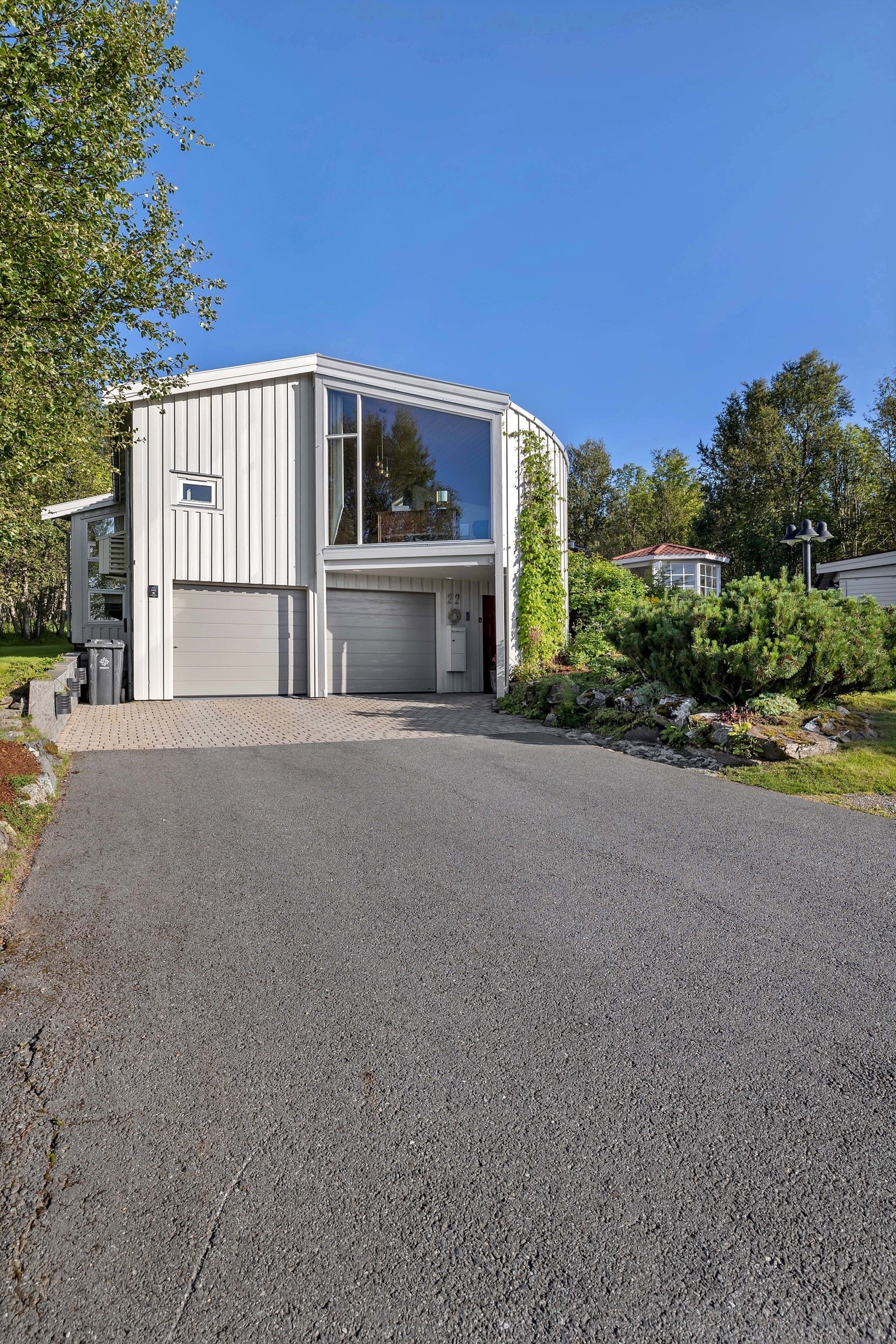 Velkommen hit! Adkomsten til eiendommen er asfaltert og steinlagt. Flere oppstillingsplasser i tillegg til dobbeltgarasje Galleribilde