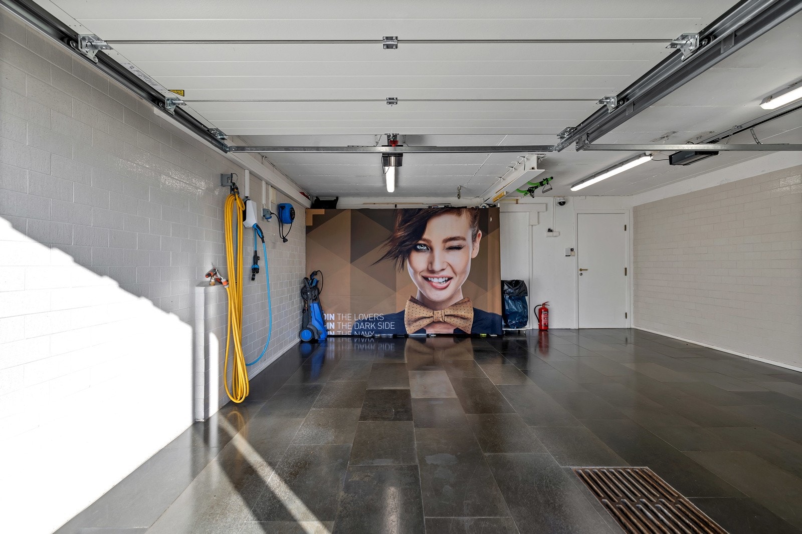 Garasjen er ca. 5,6m2 bred og 6m dyp. Flislagt på gulv og vegger. Direkte adkomst til boligen Galleribilde