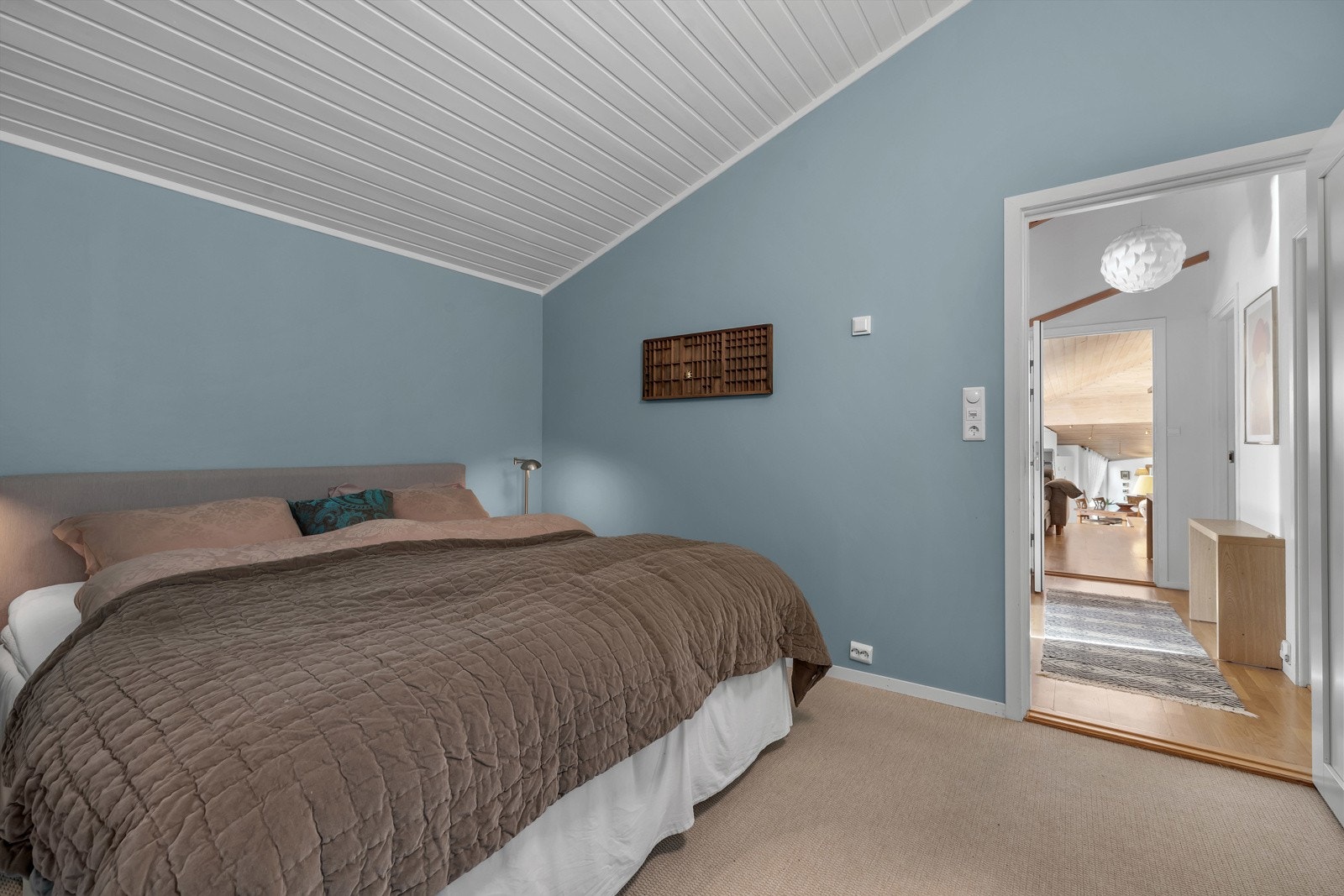 Hovedsoverommet er trukket helt tilbake i denne fløya av boligen Galleribilde