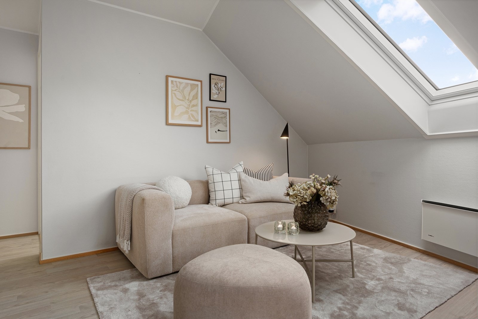 Stuen har plass til sofa med tilhørende møblement Galleribilde
