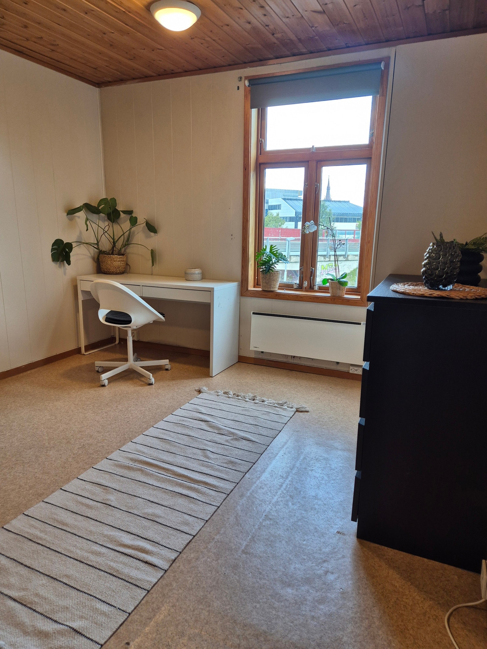 Hybel 4 i Vegamot 26. Stor hybel som er møblert med seng, skrivepult, stol og garderobeskap. Galleribilde