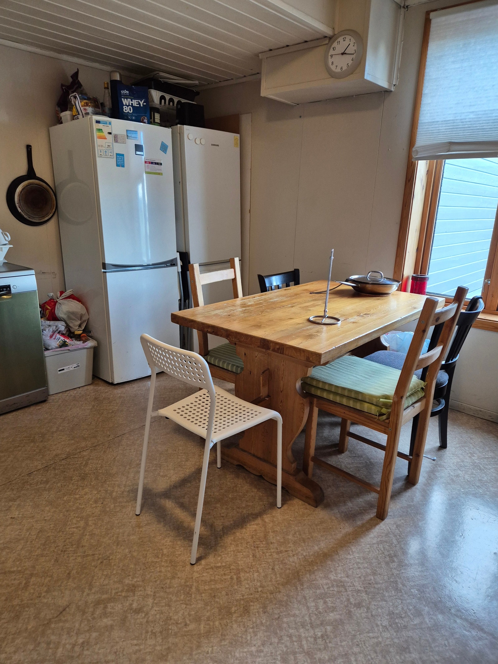 Felles kjøkken for hybel 1,2,3 og hybel 4. Hvitevarer: 2 kombiskap, oppvaskmaskin og komfyr. Kjøkkenbord og stoler. Galleribilde