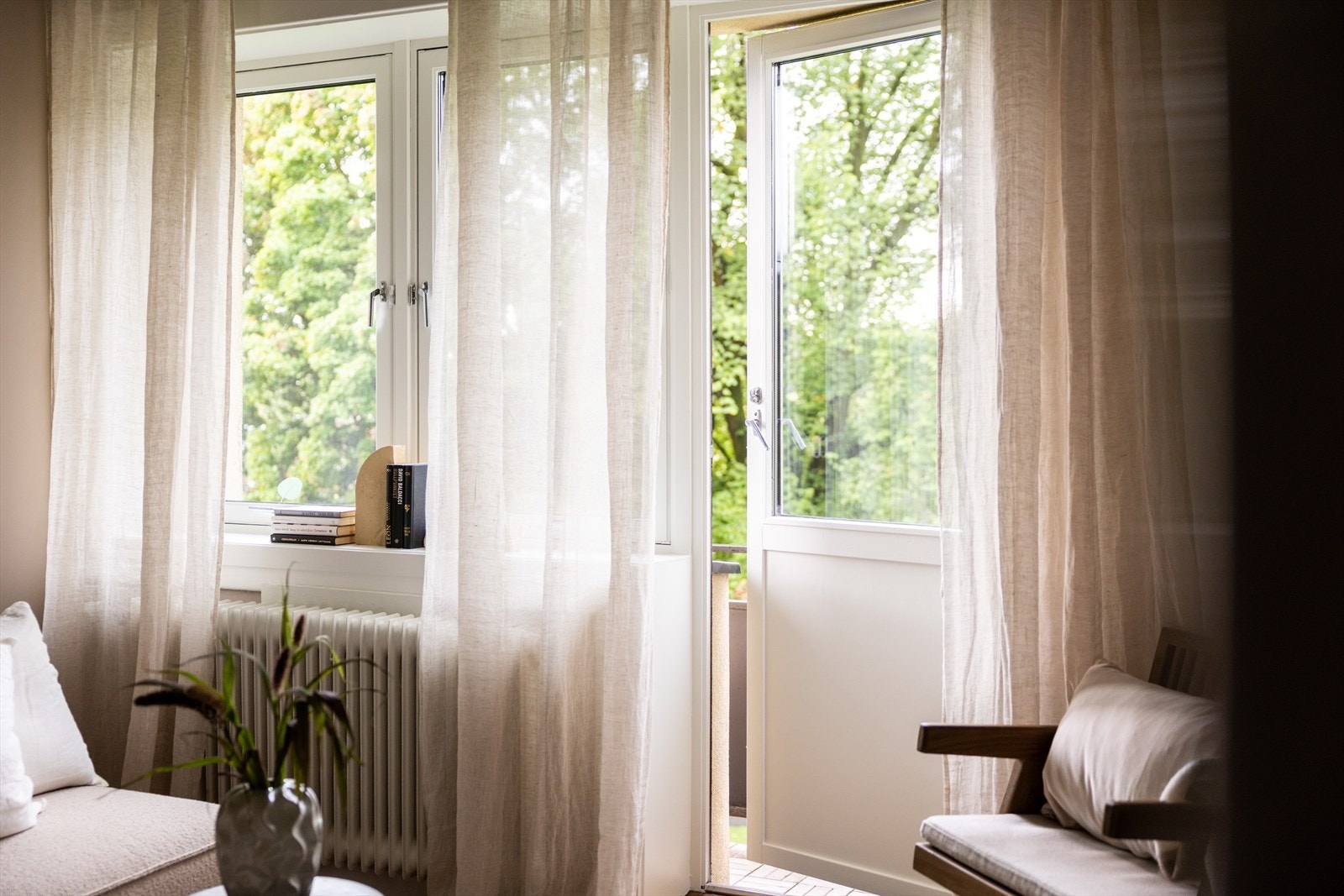 Fra stuen er det utgang til en hyggelig vestvendt balkong. Galleribilde