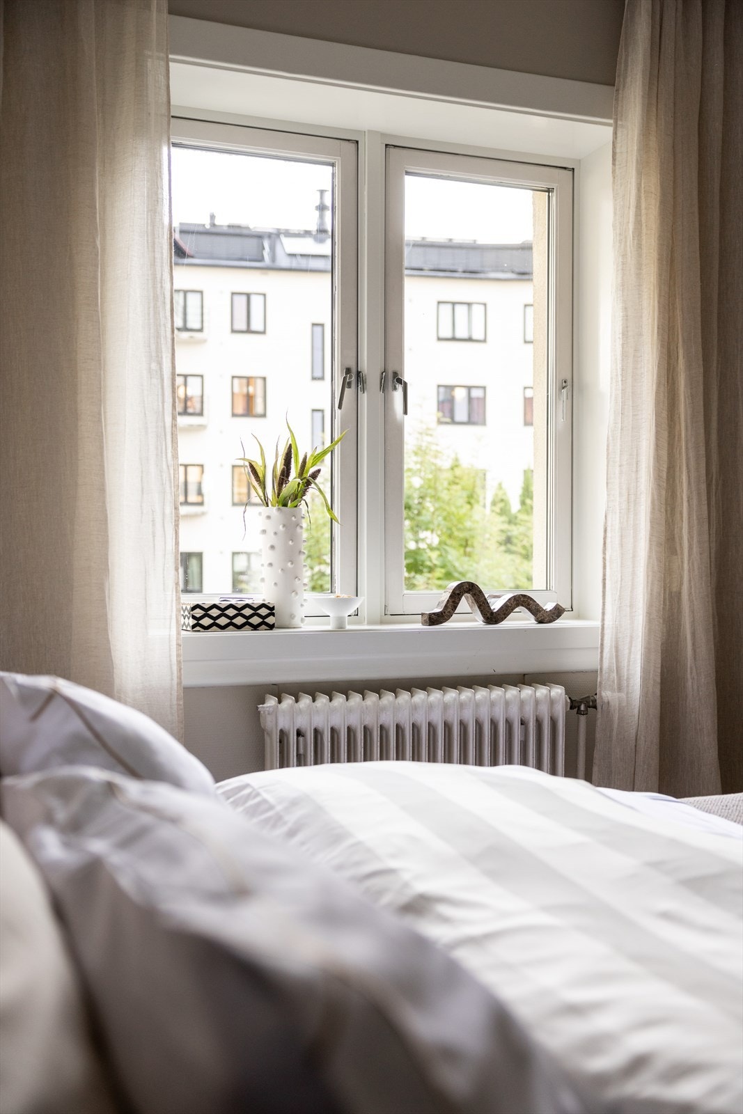 Kombinasjonen av generøse vindusflater og en varm beige farge gir rommet en lun og harmonisk stemning Galleribilde