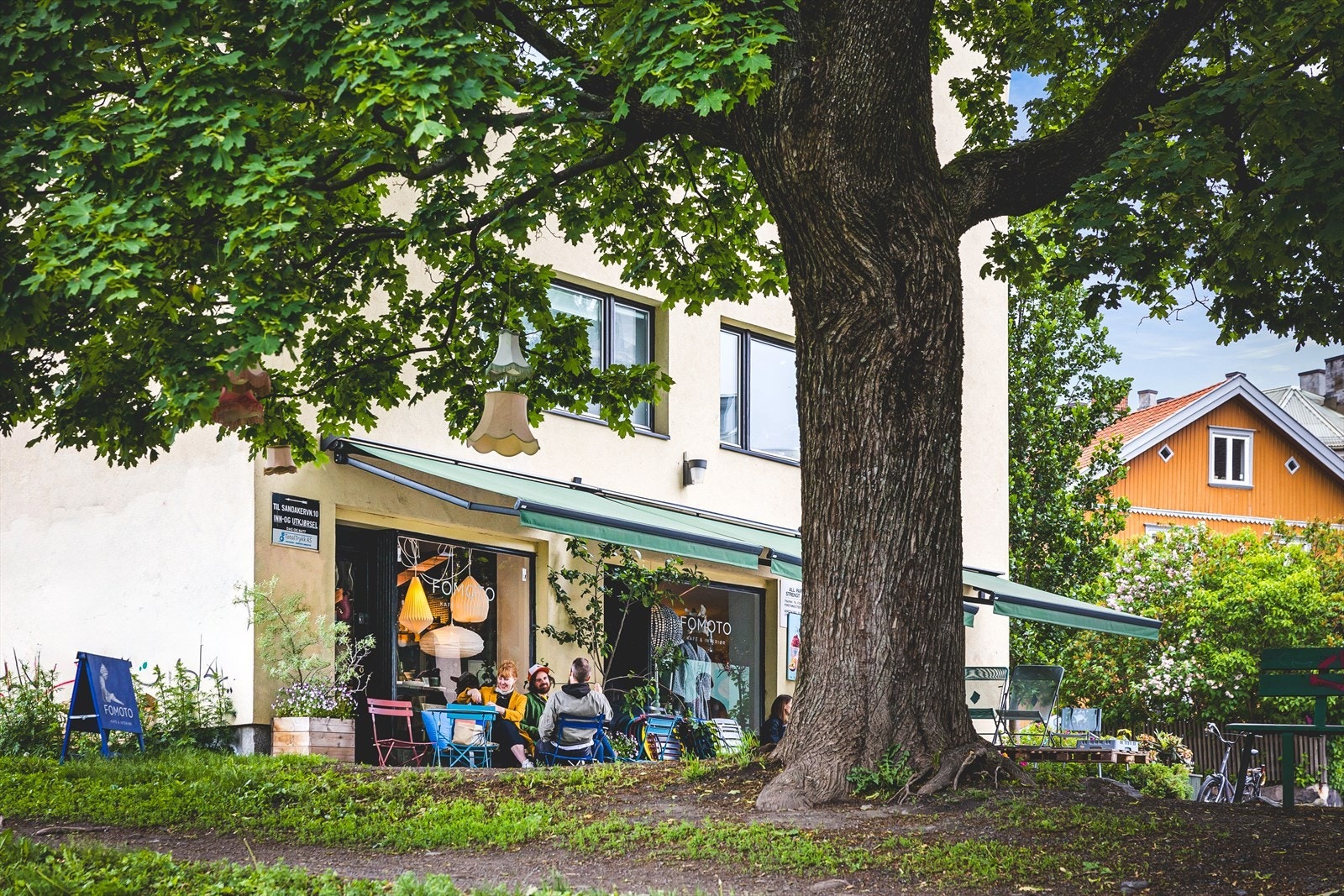I bygget finner du ekte italiensk pizza. I tillegg kan en god kopp kaffe nytes på Fomoto med hyggelig uteservering. Galleribilde