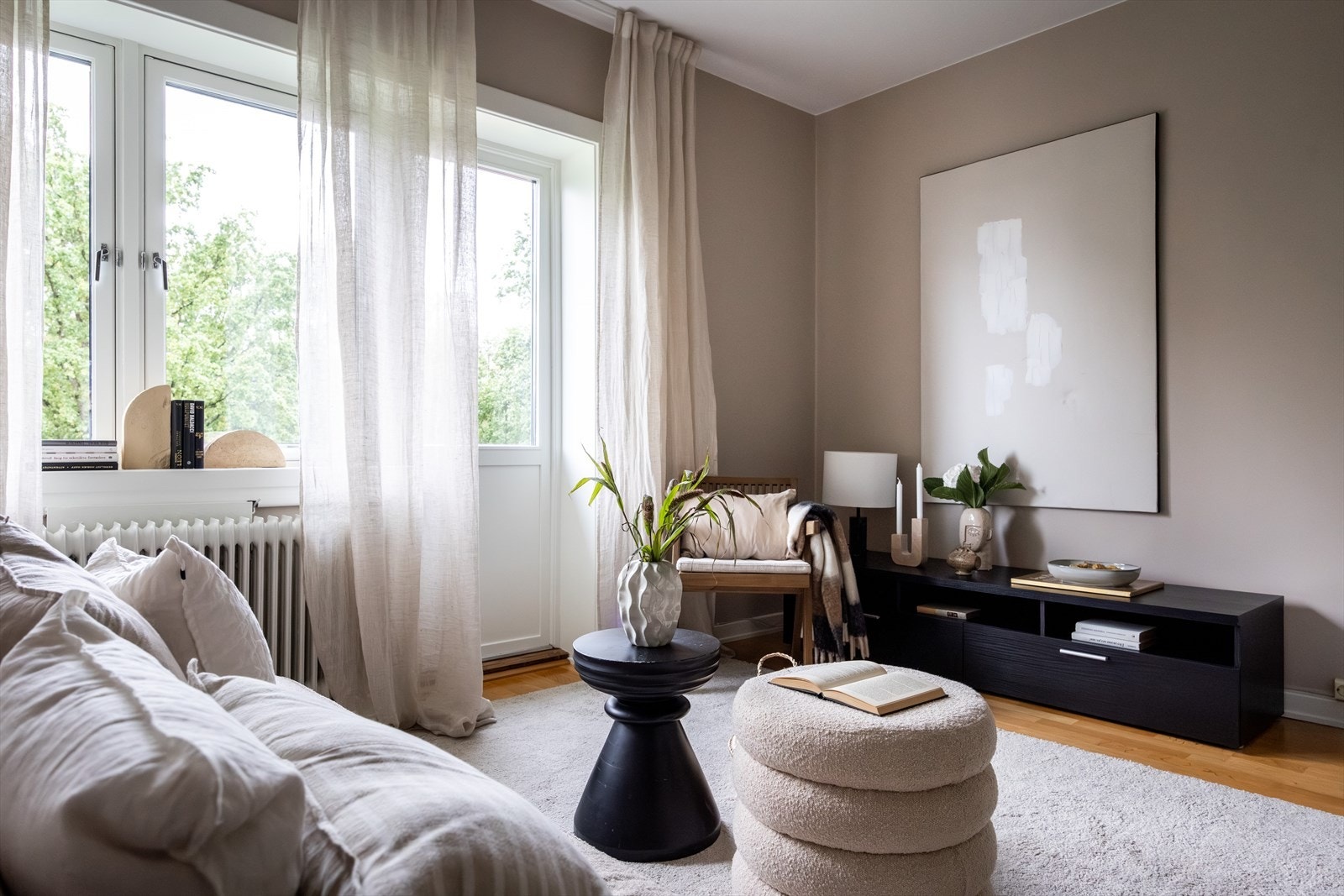 Planløsningen er tilpasset på en meget god måte med plass til både sofagruppe, spiseplass og tilhørende møbler. Galleribilde