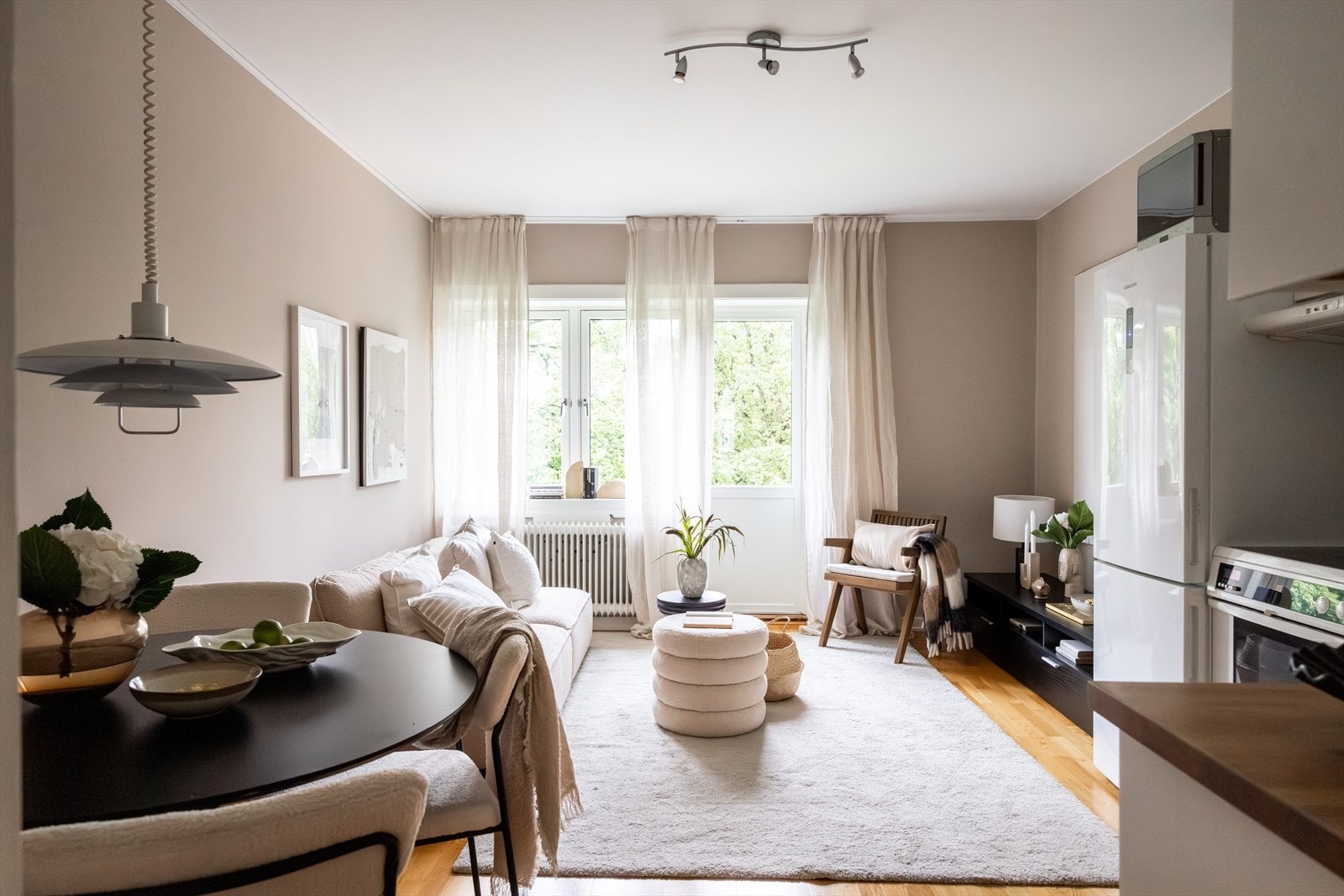 Leiligheten holder en gjennomgående god standard med lysmalte overflater og flott parkett på gulv. Galleribilde