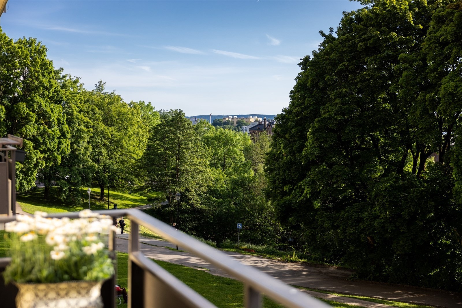 Leiligheten ligger i byggets 3. etasje og har en meget god intern beliggenhet med utsikt mot Akerselva. Galleribilde
