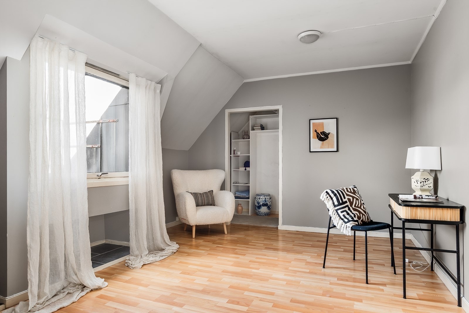 Soverom I har videre adkomst til en garderobe. Galleribilde