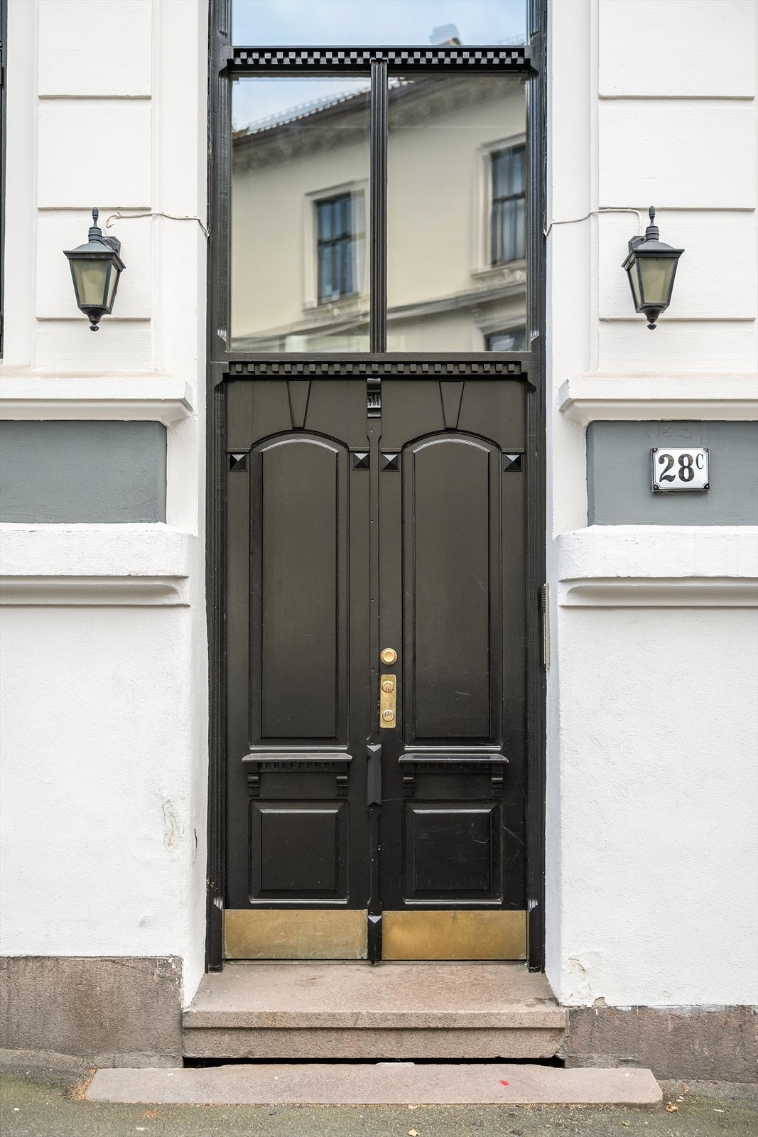 Inngangsdør, det er adkomst til boligen fra Majorstuveien. Galleribilde